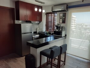 Réfrigérateur, micro-ondes, four, plaque de cuisson