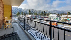 Ein Balkon mit Blick auf eine Stadt und Berge.