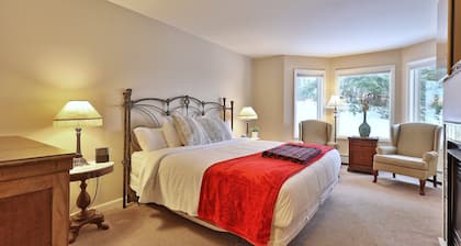 The Birch Ridge: American Classic Room #7 - King Suite in Killington. Hot Tub.