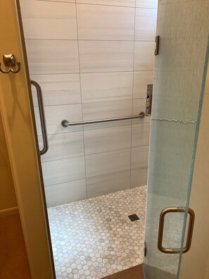 Dusche, Haartrockner, Handtücher, Seife