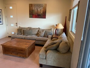 Smart-TV, DVD-spiller, bordtennis og bøker