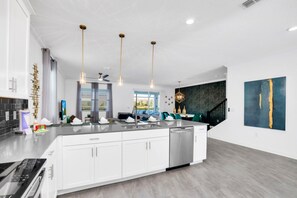 Microonde, forno, piano cottura, lavastoviglie