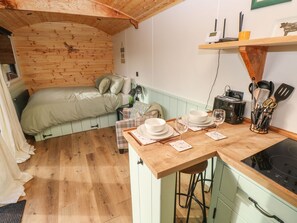 1 室のベッドルーム、客室ごとに異なる装飾、客室ごとに異なるインテリア、WiFi (無料)