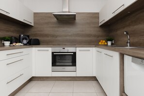 Lavavajillas, cafetera/tetera, utensilios de cocina