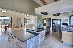 Fridge, microwave, oven, stovetop - Villa Contemporaine Avec Piscine, au Coeur et au Calme du Vignoble (Bédarrides)