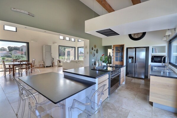 Kylskåp, mikrovågsugn, ugn och spishäll