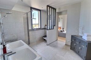 Douche, serviettes fournies, papier toilette