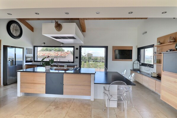 Jääkaappi, mikroaaltouuni, uuni, liesi