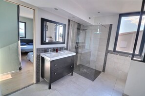 Dusche, Handtücher, Toilettenpapier
