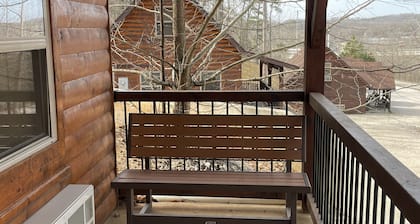 Pine Perfect Cabin on the edge of town only 1/2 mile from Current River!