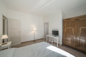 4 bedrooms, desk, free WiFi, bed sheets
