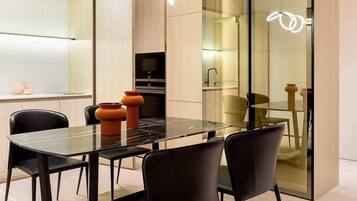 Perhehuone, 1 suuri parisänky ja vuodesohva | Yksityinen keittiö | Kahvin-/teenkeitin