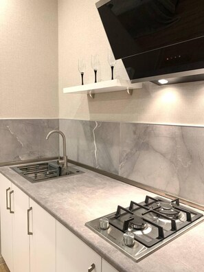 Familiekamer, 1 kingsize bed met slaapbank | Privékeuken | Een koffiezetapparaat/waterkoker