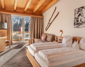 Premium bedding, in-room safe, desk, laptop workspace - Sweet Cherry Boutique & Guesthouse Tyrol (Innsbruck)