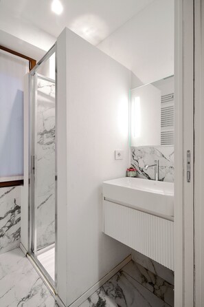 Basic Apartment, 1 Double Bed with Sofa bed | Bathroom - Milan Luxury Apartment (Milan)