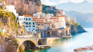 A coastal town with historic buildings, a stone bridge, and a clear view of the sea. - House "Le Anfore" - Amalfi Coast (Conca dei Marini)