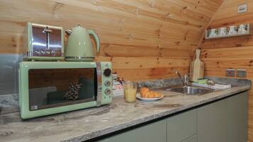 Cottage | Private kitchen | Fridge, electric kettle, toaster, cookware/dishes/utensils