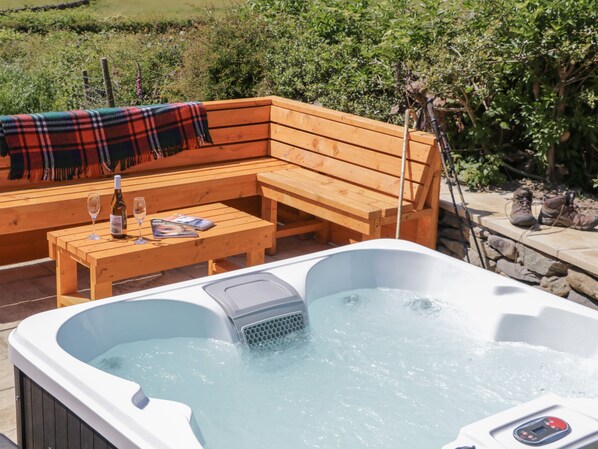 Cottage | Outdoor spa tub