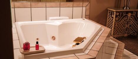 Secador de cabelo, toalhas de banho, sabonete, shampoo