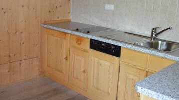 Frigorifero, microonde, piano cottura, lavastoviglie