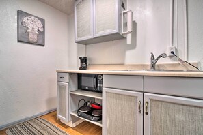 Geladeira, micro-ondas, cooktop, cafeteira/chaleira