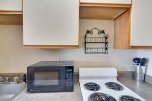 冷蔵庫、電子レンジ、コンロ、調理器具と食器