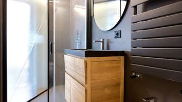 Basic Loft, 1 Double Bed | Bathroom | Shower, hair dryer, towels, soap