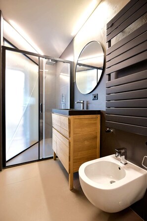 Basic-Loft, 1 Doppelbett | Badezimmer | Dusche, Haartrockner, Handtücher, Seife