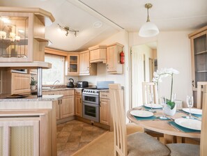 雪櫃、電熱水壺、多士爐、廚房用具/餐具/器皿