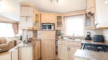 Kühlschrank, Wasserkocher, Toaster, Kochgeschirr/Geschirr/Besteck