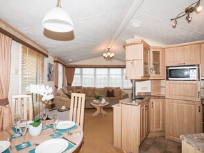 ثلاجة، غلّاية كهربائية، محمصة خبز، مستلزمات طهي/أطباق/أوعية