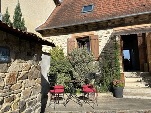 Outdoor dining - Cozy country home with private pool (Jumilhac-le-Grand)