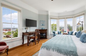 6 bedrooms, desk, iron/ironing board, free WiFi