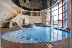 Una piscina cubierta, una piscina al aire libre