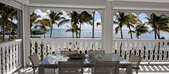 Apartment on the beach, magnificent view of the lagoon and marina