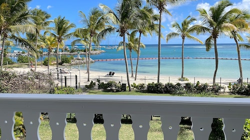 Apartment on the beach, magnificent view of the lagoon and marina