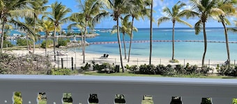 Apartment on the beach, magnificent view of the lagoon and marina