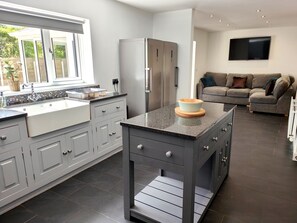 Cottage | Private kitchen | Fridge, dishwasher, electric kettle, toaster - Sanderson House (Cleator Moor)