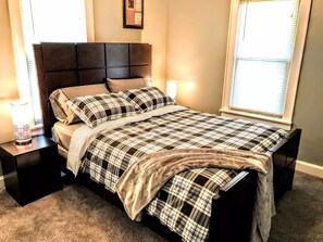 2 bedrooms, WiFi, bed sheets - Trendy Two bedroom home centrally located near UE (Evansville)