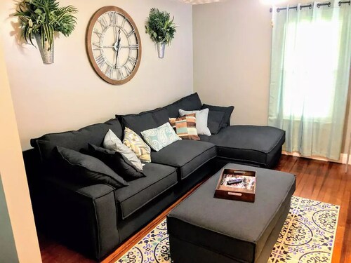 Trendy Two bedroom home centrally located near UE