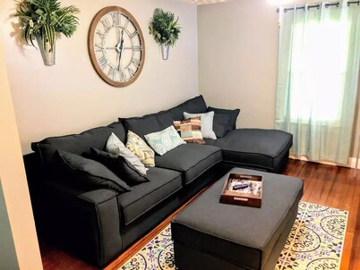 Trendy Two bedroom home centrally located near UE