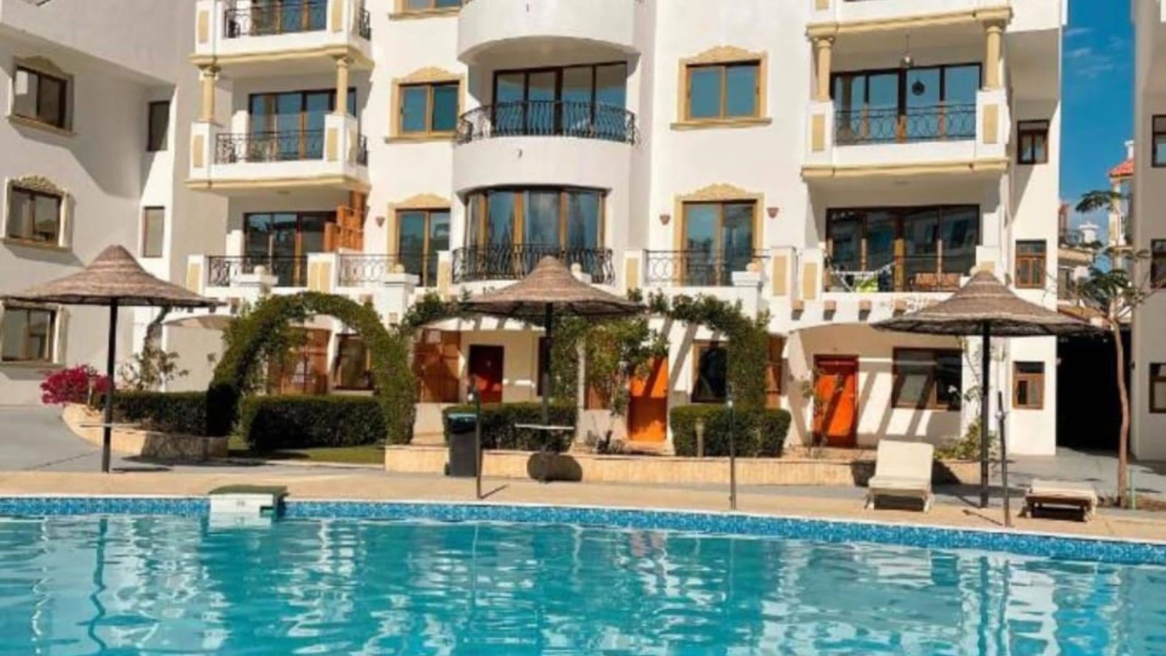 Un hôtel doté d’une piscine, de nombreux balcons et d’espaces extérieurs aménagés pour se détendre.