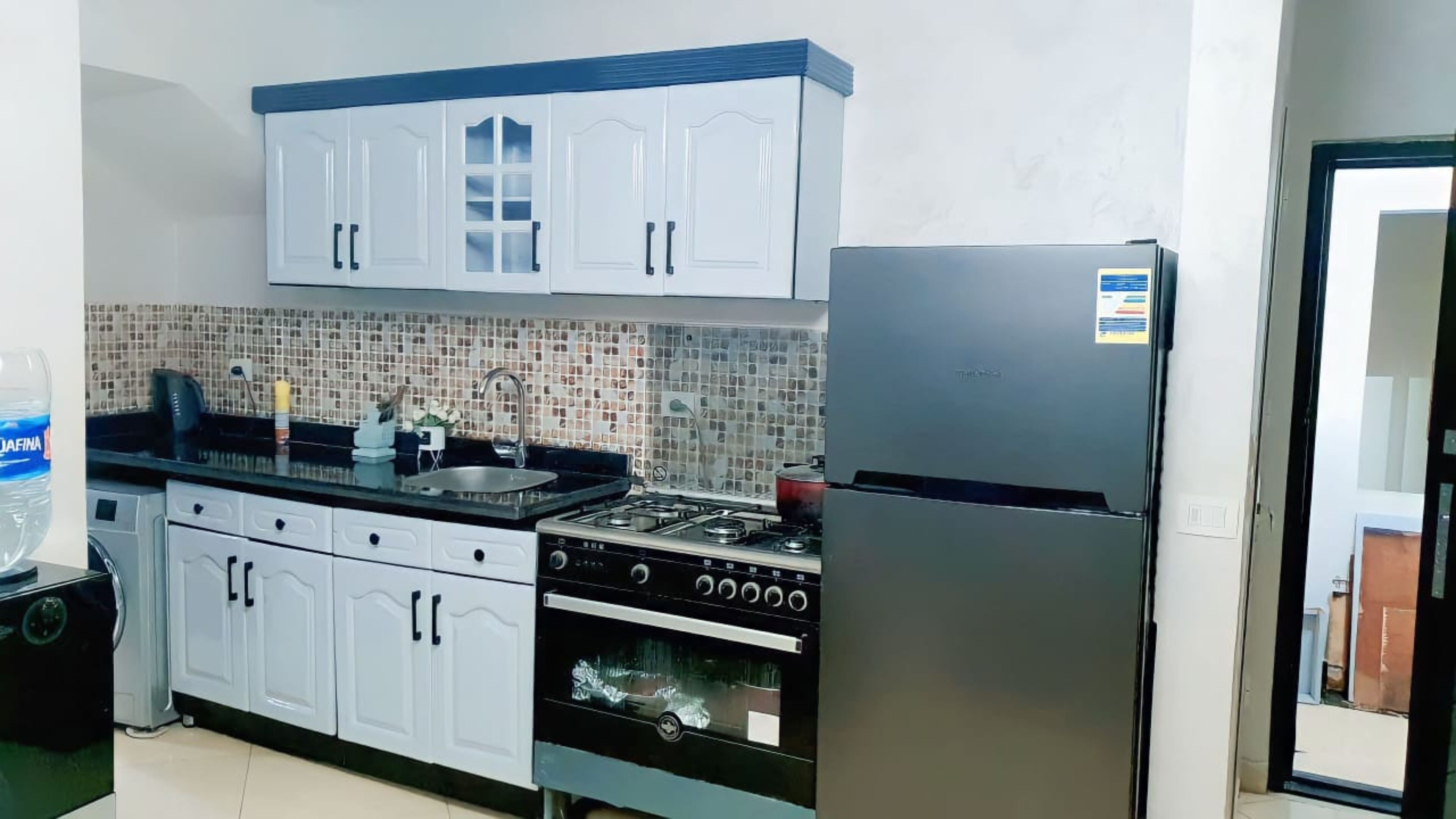 full-sized fridge, microwave, oven, high chair