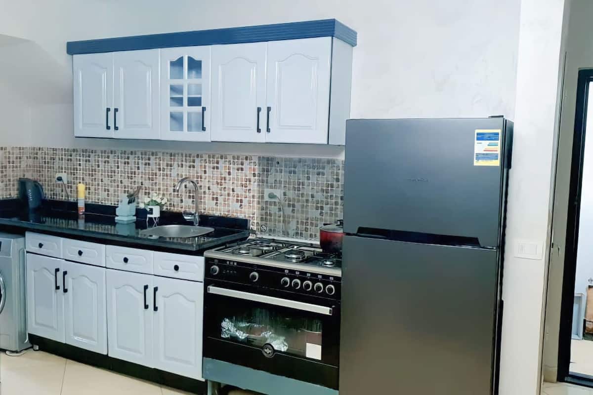 full-sized fridge, microwave, oven, high chair