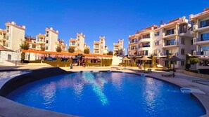 5 outdoor pools, pool umbrellas, pool loungers