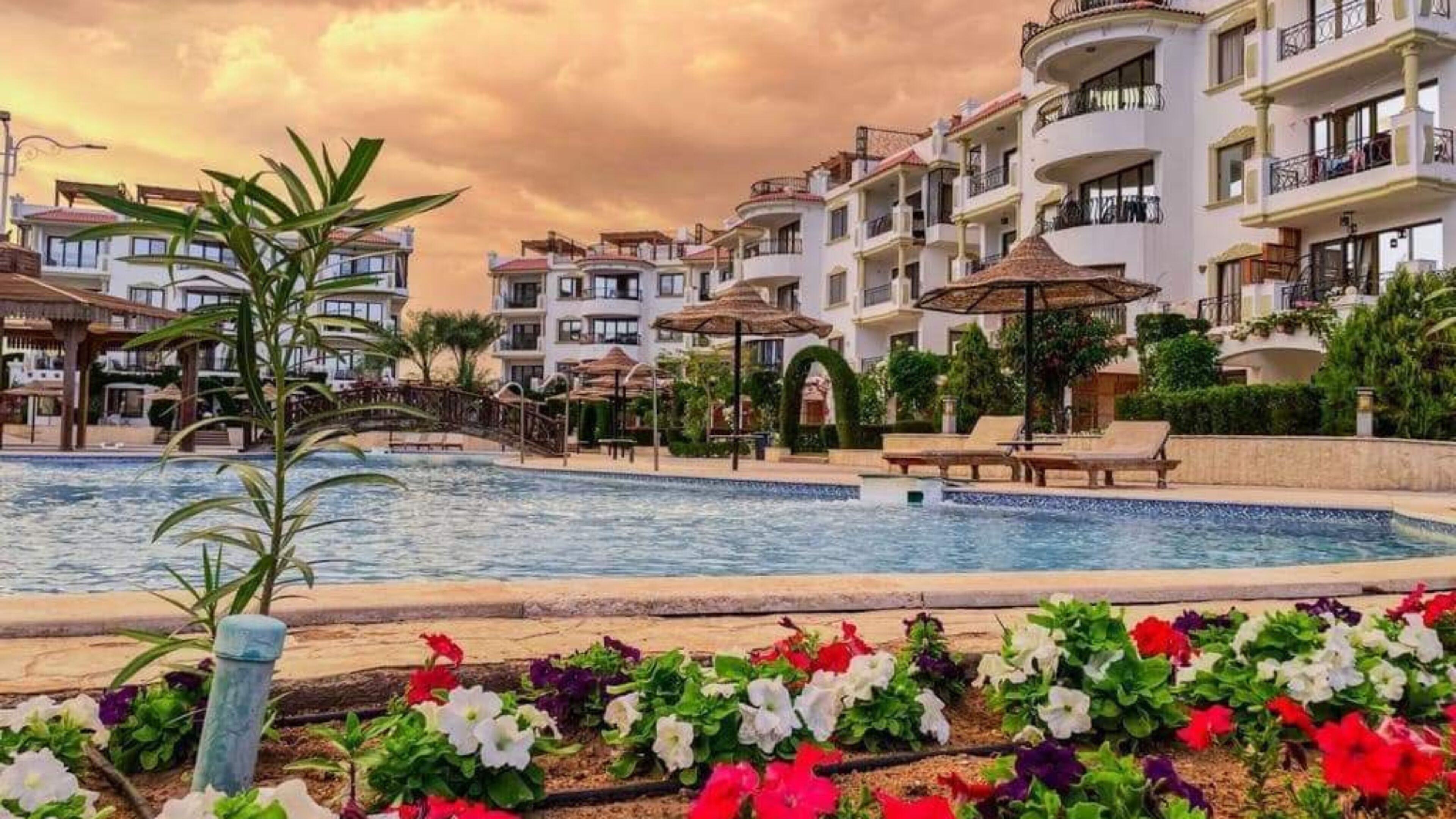 5 outdoor pools, pool umbrellas, pool loungers