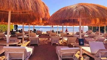 Playa privada, sombrillas, vĂłleibol de playa, bar en la playa