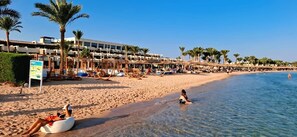 Playa privada, sombrillas, vóleibol de playa y bar en la playa 