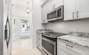 Refrigerador, microondas, horno, placa de cocina