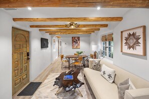 Smart TV, chimenea y libros 